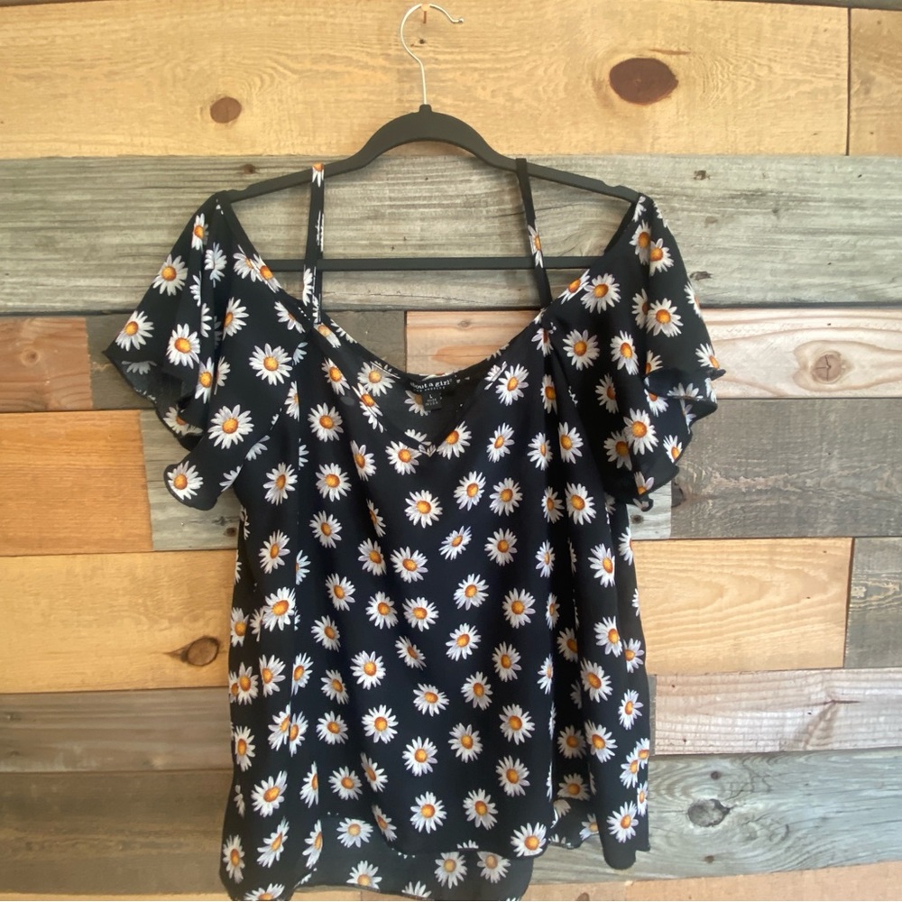 10/$20 About A Girl Black Daisy Print Blouse